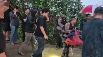Polisi menemukan potongan tubuh korban mutilasi di kebun bambu wilayah Cariu, Bogor, dengan bantuan anjing pelacak K-9 Polda Metro Jaya. (Posnews/Ist)
