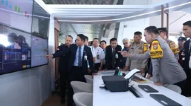 Wakapolda Metro Jaya meninjau Pos Pelayanan Bandara Soekarno-Hatta dan layanan pindah terminal gratis saat mudik Lebaran 2026. (Posnews/Ist)
