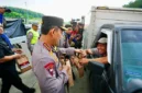 Kapolri Listyo Sigit Prabowo meninjau kesiapan arus mudik Lebaran 2026 di Gerbang Tol Kalikangkung Jawa Tengah bersama jajaran kepolisian dan stakeholder terkait. (Posnews/Ist)