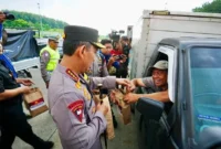 Kapolri Listyo Sigit Prabowo meninjau kesiapan arus mudik Lebaran 2026 di Gerbang Tol Kalikangkung Jawa Tengah bersama jajaran kepolisian dan stakeholder terkait. (Posnews/Ist)
