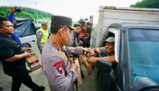 Kapolri Listyo Sigit Prabowo meninjau kesiapan arus mudik Lebaran 2026 di Gerbang Tol Kalikangkung Jawa Tengah bersama jajaran kepolisian dan stakeholder terkait. (Posnews/Ist)