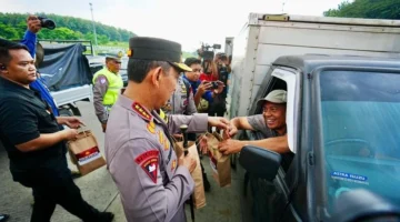 Kapolri Listyo Sigit Prabowo meninjau kesiapan arus mudik Lebaran 2026 di Gerbang Tol Kalikangkung Jawa Tengah bersama jajaran kepolisian dan stakeholder terkait. (Posnews/Ist)