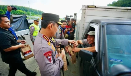 Kapolri Cek Kesiapan Arus Mudik di Tol Kalikangkung, Siapkan Rekayasa Lalu Lintas Nasional