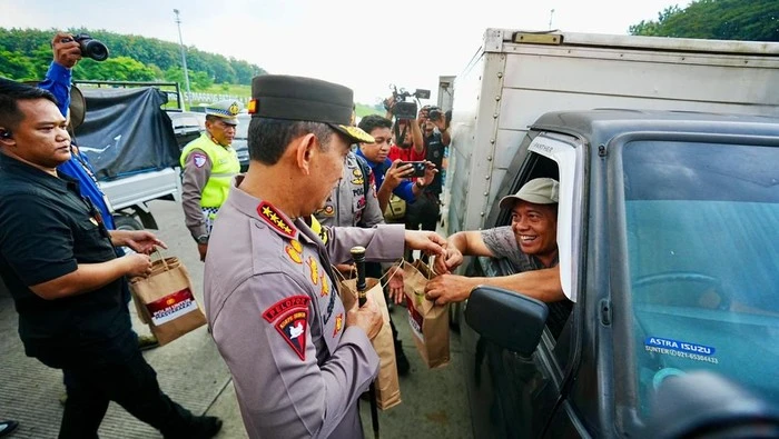 Kapolri Listyo Sigit Prabowo meninjau kesiapan arus mudik Lebaran 2026 di Gerbang Tol Kalikangkung Jawa Tengah bersama jajaran kepolisian dan stakeholder terkait. (Posnews/Ist)