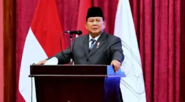 Prabowo Subianto memberikan arahan kepada para menteri saat sidang kabinet di Istana Negara, Jakarta. (Posnews/Biro Pers)