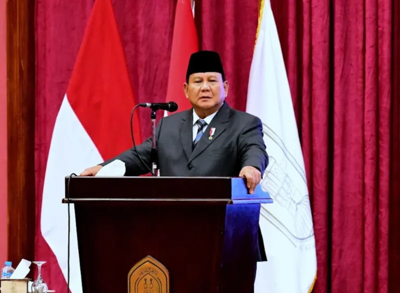 Prabowo Subianto memberikan arahan kepada para menteri saat sidang kabinet di Istana Negara, Jakarta. (Posnews/Biro Pers)
