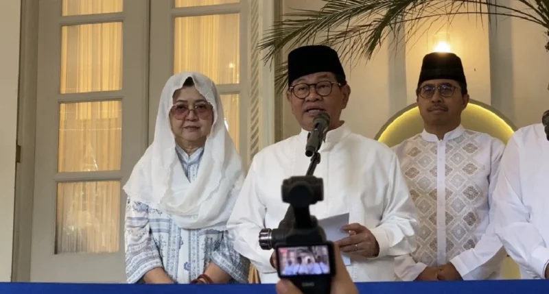 Gubernur Pramono Anung menyampaikan prediksi lonjakan pendatang ke Jakarta usai Lebaran 2026 di Balai Kota DKI Jakarta. (Posnews/Kominfo)