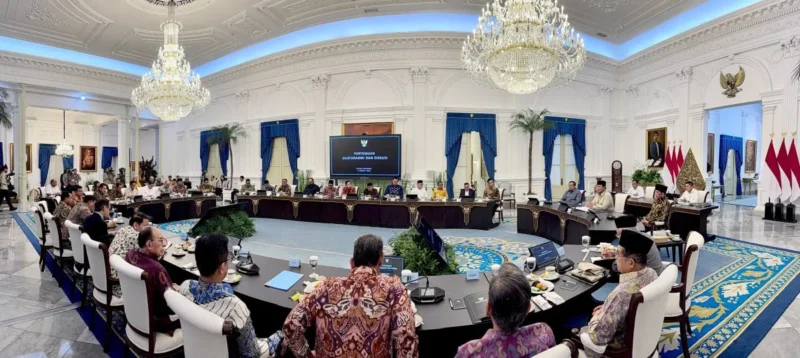 Presiden Prabowo Subianto memimpin pertemuan dengan SBY, Jokowi dan tokoh nasional di Istana Merdeka membahas dampak perang Iran terhadap Indonesia. (Posnews/Ist)