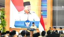 Presiden Prabowo Subianto berbuka puasa bersama Rais Aam PBNU, Ketua Umum Muhammadiyah, dan Ketua Umum MUI di Istana Merdeka, Jakarta. (Posnews/Setpres)