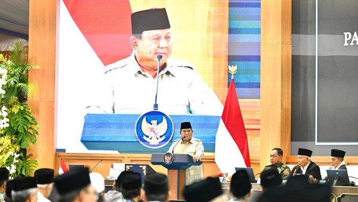 Presiden Prabowo Subianto berbuka puasa bersama Rais Aam PBNU, Ketua Umum Muhammadiyah, dan Ketua Umum MUI di Istana Merdeka, Jakarta. (Posnews/Setpres)