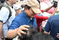 Presiden Prabowo Subianto menyapa warga di permukiman pinggir rel kereta api di kawasan Senen Jakarta. (Posnews/Biro Pres)