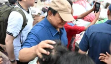 Presiden Prabowo Subianto menyapa warga di permukiman pinggir rel kereta api di kawasan Senen Jakarta. (Posnews/Biro Pres)