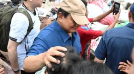 Presiden Prabowo Subianto menyapa warga di permukiman pinggir rel kereta api di kawasan Senen Jakarta. (Posnews/Biro Pres)