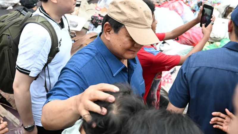 Presiden Prabowo Subianto menyapa warga di permukiman pinggir rel kereta api di kawasan Senen Jakarta. (Posnews/Biro Pres)