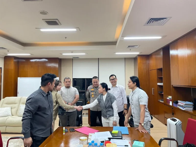 Proses mediasi kasus yang melibatkan N.O dan Z.K di Kantor Bareskrim Polri Jakarta. (Posnews/Ist)