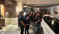 Penangkapan buronan Interpol Jimmy Lie di Bandara Kualanamu Medan. (Posnews/Ist)