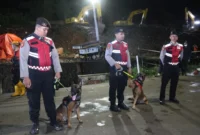 Proses evakuasi korban longsor gunung sampah di TPST Bantargebang Bekasi menggunakan alat berat ekskavator dan anjing pelacak. (Posnews/Ist)