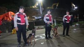 Proses evakuasi korban longsor gunung sampah di TPST Bantargebang Bekasi menggunakan alat berat ekskavator dan anjing pelacak. (Posnews/Ist)
