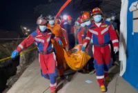 Proses evakuasi korban longsor TPST Bantargebang oleh Tim SAR menggunakan alat berat di Bekasi. (Posnews/BNPB)