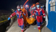 Proses evakuasi korban longsor TPST Bantargebang oleh Tim SAR menggunakan alat berat di Bekasi. (Posnews/BNPB)