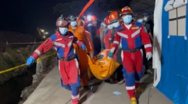 Proses evakuasi korban longsor TPST Bantargebang oleh Tim SAR menggunakan alat berat di Bekasi. (Posnews/BNPB)