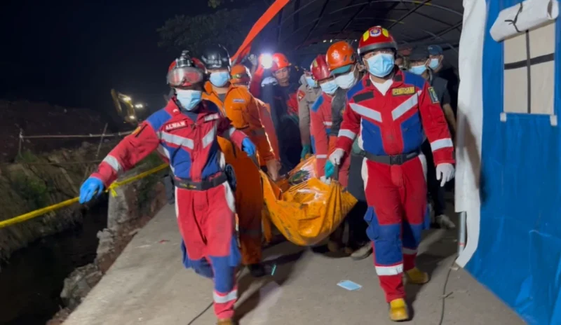 Proses evakuasi korban longsor TPST Bantargebang oleh Tim SAR menggunakan alat berat di Bekasi. (Posnews/BNPB)