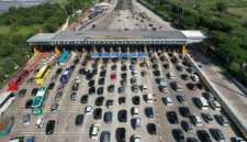 Kepadatan kendaraan di jalan tol saat arus balik Lebaran 2026 dengan rekayasa lalu lintas one way untuk mengurai kemacetan. (Posnews/Jasamarga)