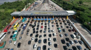 Kepadatan kendaraan di jalan tol saat arus balik Lebaran 2026 dengan rekayasa lalu lintas one way untuk mengurai kemacetan. (Posnews/Jasamarga)