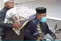 Rekaman CCTV yang memperlihatkan dua pria diduga pelaku pencurian brankas emas di Pinrang. (Posnews/Ist)