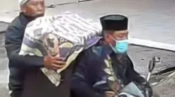 Rekaman CCTV yang memperlihatkan dua pria diduga pelaku pencurian brankas emas di Pinrang. (Posnews/Ist)