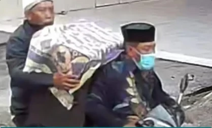 Rekaman CCTV yang memperlihatkan dua pria diduga pelaku pencurian brankas emas di Pinrang. (Posnews/Ist)