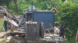 Rumah warga rusak akibat gerakan tanah di Sukabumi Jawa Barat. (Posnews/BNPB)
