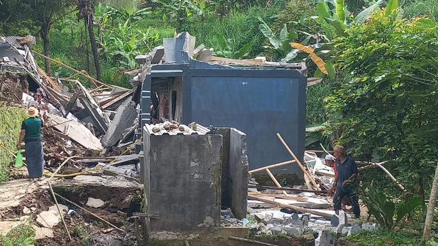 Rumah warga rusak akibat gerakan tanah di Sukabumi Jawa Barat. (Posnews/BNPB)