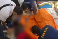 Rumah lokasi penemuan staf Bawaslu yang tewas di OKU Selatan dengan garis polisi terpasang. (Posnews/ist)