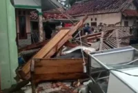 Rumah warga rusak akibat angin kencang dan hujan deras di Kabupaten Ciamis Jawa Barat. (Posnews/BPBD)