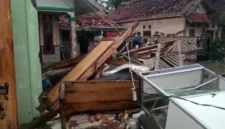 Rumah warga rusak akibat angin kencang dan hujan deras di Kabupaten Ciamis Jawa Barat. (Posnews/BPBD)