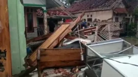 Rumah warga rusak akibat angin kencang dan hujan deras di Kabupaten Ciamis Jawa Barat. (Posnews/BPBD)
