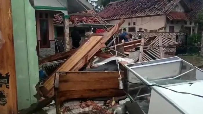 Rumah warga rusak akibat angin kencang dan hujan deras di Kabupaten Ciamis Jawa Barat. (Posnews/BPBD)