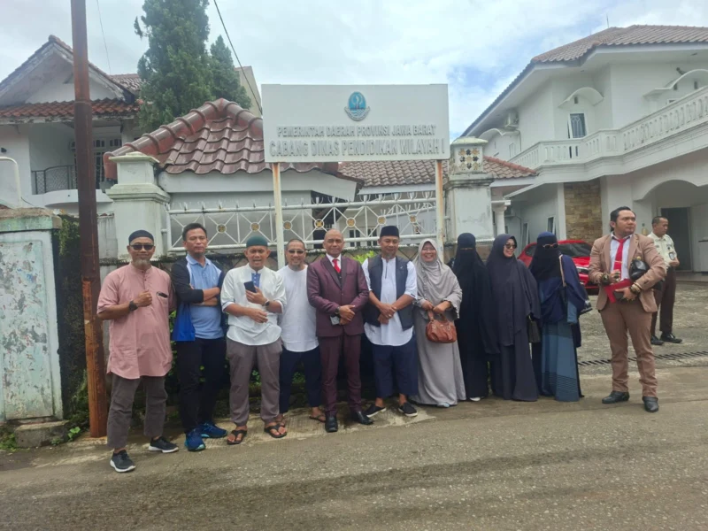 KCD Pendidikan Wilayah I Jawa Barat Merilis SK Gubernur Jawa Barat Dedi Mulyadi Menerbitkan Pembatalan Ijin SMK IDN Bogor Yang Diduga Bermasalah & Cacat Hukum ke Para Wali Santri, Jumat 06 Maret 2026. (Posnews/MR)