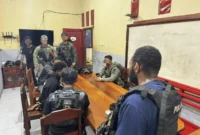 Petugas Operasi Damai Cartenz mengamankan napi kabur dari Lapas Wamena di wilayah Yahukimo, Papua Pegunungan. (Posnews/Ist)