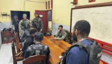 Petugas Operasi Damai Cartenz mengamankan napi kabur dari Lapas Wamena di wilayah Yahukimo, Papua Pegunungan. (Posnews/Ist)