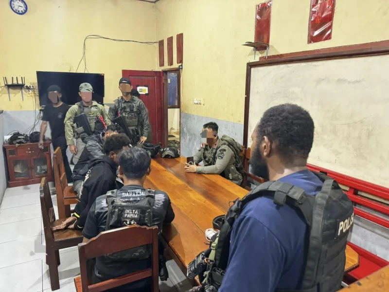 Petugas Operasi Damai Cartenz mengamankan napi kabur dari Lapas Wamena di wilayah Yahukimo, Papua Pegunungan. (Posnews/Ist)