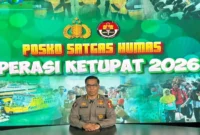 Petugas kepolisian mengatur arus lalu lintas saat Operasi Ketupat 2026 di tengah peningkatan arus balik Lebaran dengan ratusan kejadian kecelakaan tercatat. (Posnews/Ist)