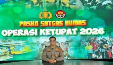 Petugas kepolisian mengatur arus lalu lintas saat Operasi Ketupat 2026 di tengah peningkatan arus balik Lebaran dengan ratusan kejadian kecelakaan tercatat. (Posnews/Ist)