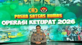 Petugas kepolisian mengatur arus lalu lintas saat Operasi Ketupat 2026 di tengah peningkatan arus balik Lebaran dengan ratusan kejadian kecelakaan tercatat. (Posnews/Ist)