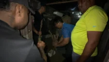 Petugas Satgas Damai Cartenz menunjukkan barang bukti senjata api rakitan hasil pengungkapan kasus di Papua. (Posnews/Ist)