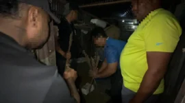 Petugas Satgas Damai Cartenz menunjukkan barang bukti senjata api rakitan hasil pengungkapan kasus di Papua. (Posnews/Ist)