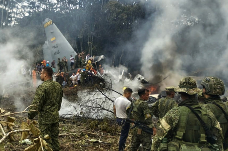 Duka di Puerto Leguizamo. Sebuah pesawat angkut militer Hercules C-130 jatuh dan meledak saat lepas landas, menewaskan puluhan tentara di tengah tuntutan modernisasi alutsista yang mendesak. Dok: Istimewa.