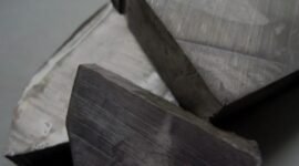 Runtuhnya era petro-state. Transisi energi global tahun 2026 memicu pergeseran kekuatan dari negara eksportir minyak ke negara pemilik mineral kritis, menempatkan litium dan nikel sebagai mata uang politik baru. Dok: Istimewa.