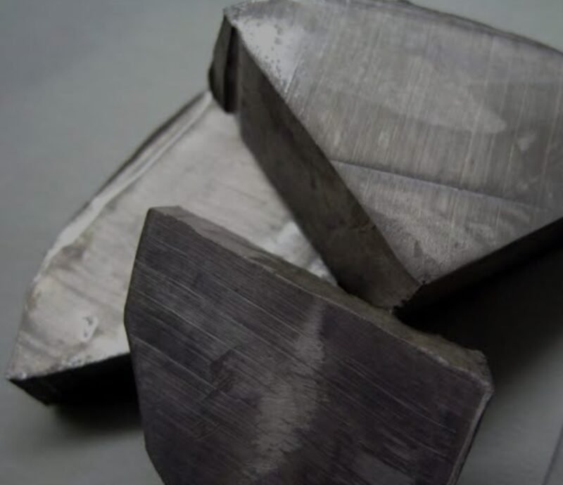 Runtuhnya era petro-state. Transisi energi global tahun 2026 memicu pergeseran kekuatan dari negara eksportir minyak ke negara pemilik mineral kritis, menempatkan litium dan nikel sebagai mata uang politik baru. Dok: Istimewa.